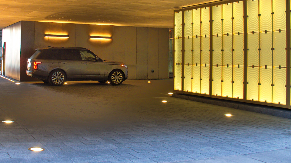 Full-size SUV with a smooth, clean roof